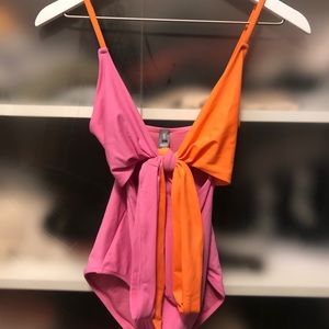 Adorable one piece bathing suit 🧡💗